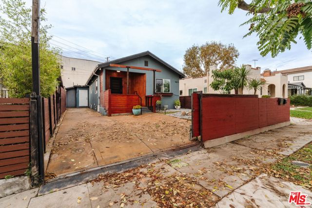 4427 Alumni Avenue, Los Angeles CA: https://media.crmls.org/mediaz/a695ba85-149d-419d-9330-debf3524fef3.jpg