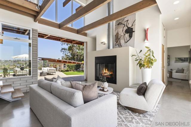1635 Gascony Rd, Encinitas CA: https://media.crmls.org/mediaz/a696152b-1fed-43f0-a6c7-c673c0a983e5.jpg