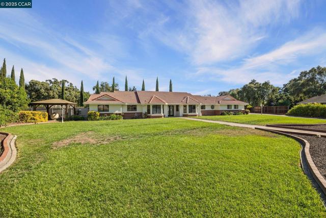 9822 Doyle Ct, Stockton CA: https://media.crmls.org/mediaz/a696dbda-0776-494e-904a-f310a60ce208.jpg