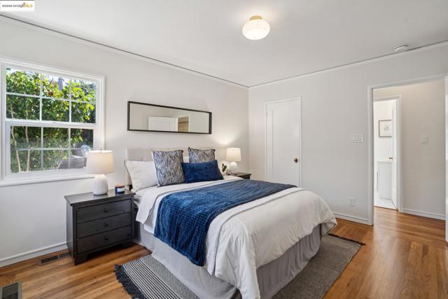 4332 Hyacinth Ave, Oakland CA: https://media.crmls.org/mediaz/a6970651-574f-41dc-8953-3a0264e07707.jpg