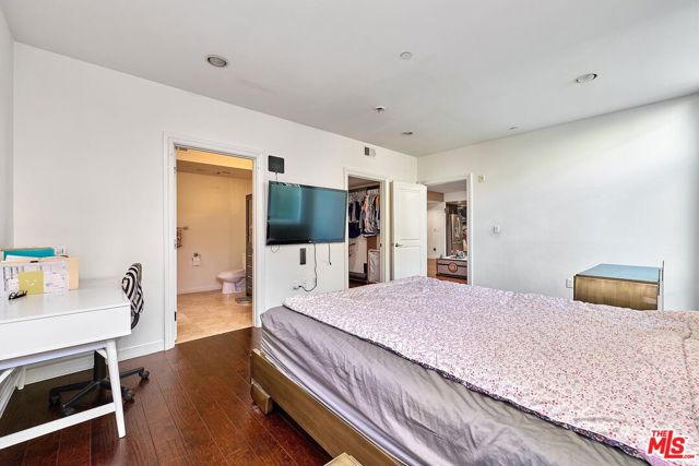 332 S Oxford Avenue, Los Angeles CA: https://media.crmls.org/mediaz/a69743f3-f93c-49ec-b763-f6ca9dd2c65f.jpg