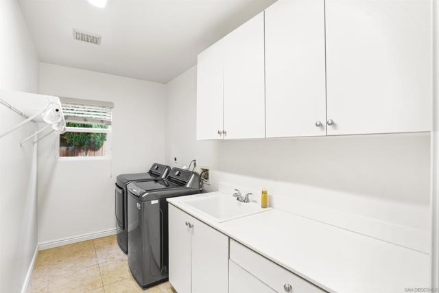 5032 Manor Ridge Ln, San Diego CA: https://media.crmls.org/mediaz/a697e117-84ed-41e3-87bf-326aa5ddd195.jpg