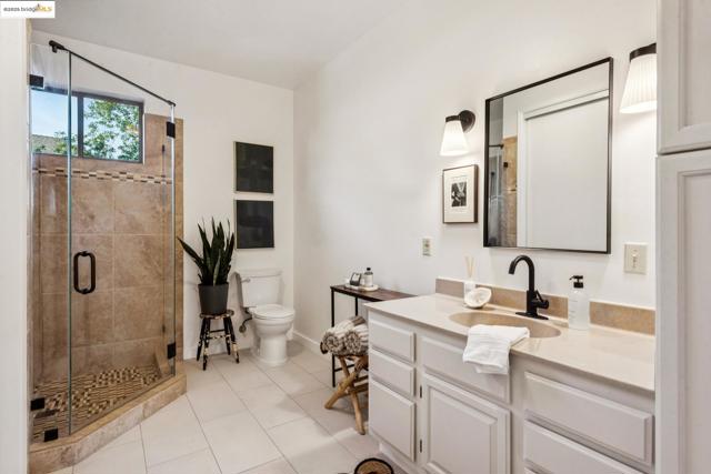 1521 Josephine St, Berkeley CA: https://media.crmls.org/mediaz/a6987004-a12d-46b7-8697-2f7da7355d04.jpg