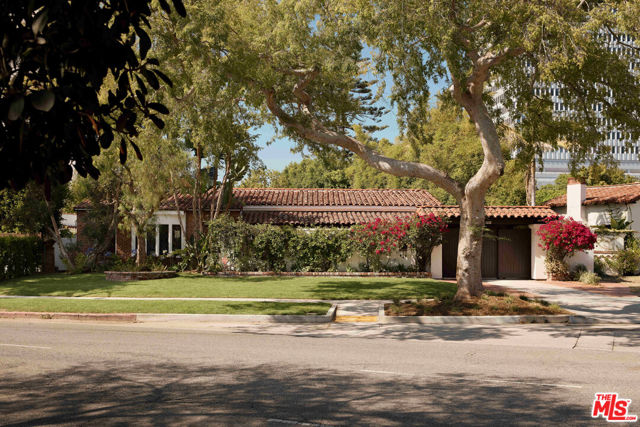 6401 San Vicente Boulevard, Los Angeles CA: https://media.crmls.org/mediaz/a698ab6a-3811-4cab-b3f7-b04cb833c7cf.jpg