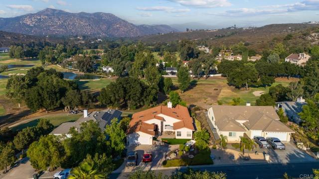 15425 Vista Vicente Dr, San Diego CA: https://media.crmls.org/mediaz/a69a65bd-f1bd-44aa-92b4-e56c0164f3cf.jpg