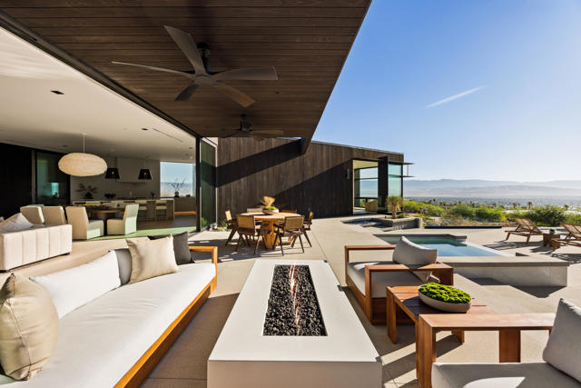 2085 Desert Flower Court, Palm Springs CA: https://media.crmls.org/mediaz/a69a93f5-ff14-4417-aadb-2aefa045805e.jpg