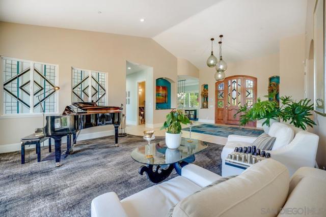 2860 Via Rancheros Way, Fallbrook CA: https://media.crmls.org/mediaz/a69c40df-4a5d-42d3-81fc-a4e3d851572a.jpg