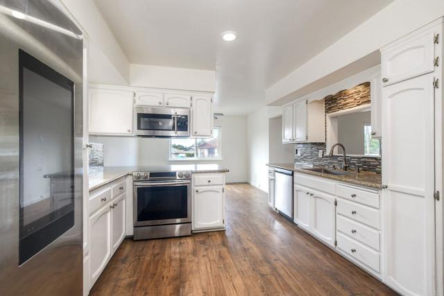 Detail Gallery Image 7 of 38 For 4960 Sparks Ave, San Diego,  CA 92110 - 3 Beds | 2 Baths