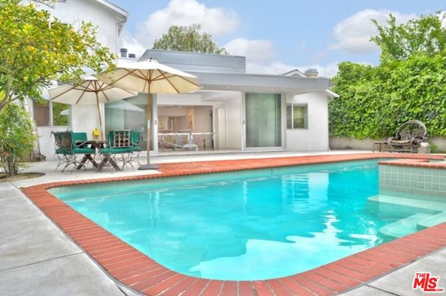 4031 Hollyline Avenue, Sherman Oaks CA: https://media.crmls.org/mediaz/a69d7d06-85f0-40e0-ad7b-8d6f76bb4110.jpg