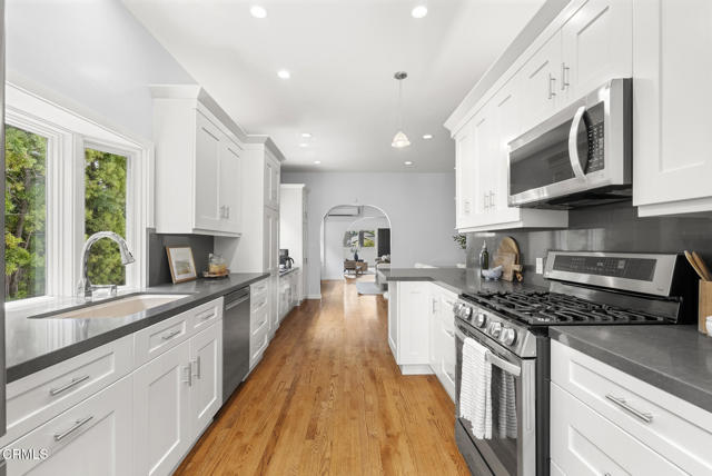 4160 Madison Avenue, Culver City CA: https://media.crmls.org/mediaz/a69d9b7d-9e50-464d-acd3-78f0b64ebd0a.jpg