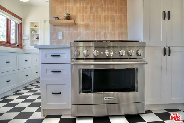 898 N Chester Avenue, Pasadena CA: https://media.crmls.org/mediaz/a69dd950-61b1-4ce6-a8f6-c5a20a0bb4f8.jpg