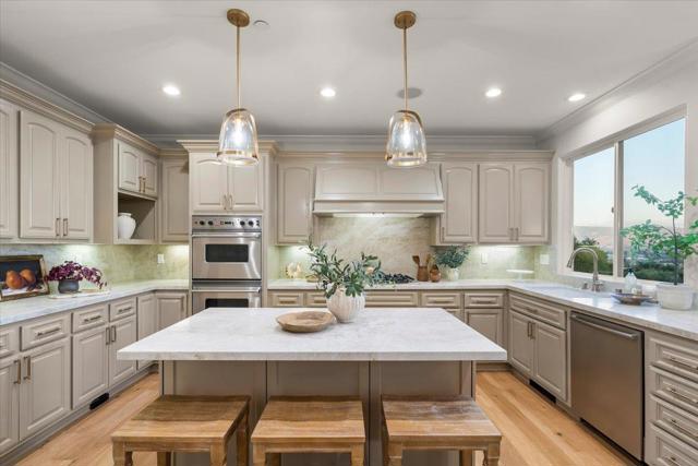 1750 Vista Del Sur, Gilroy CA: https://media.crmls.org/mediaz/a69f44fe-deb6-44f1-b04b-70cdd2760172.jpg