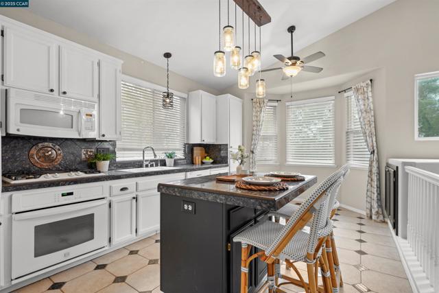 2063 BLUEROCK CT, Concord CA: https://media.crmls.org/mediaz/a69f49b6-ab20-4348-a5a5-9f23730bce1e.jpg