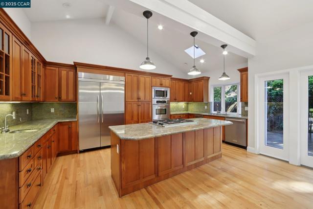 20 Broadmoor St, Moraga CA: https://media.crmls.org/mediaz/a69f7b17-edc9-4ce7-93a7-2ce8f92309da.jpg