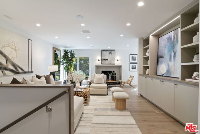1305 Duende Lane, Pacific Palisades CA: https://media.crmls.org/mediaz/a69ff173-d94a-408d-bb9d-c95fa95c7065.jpg