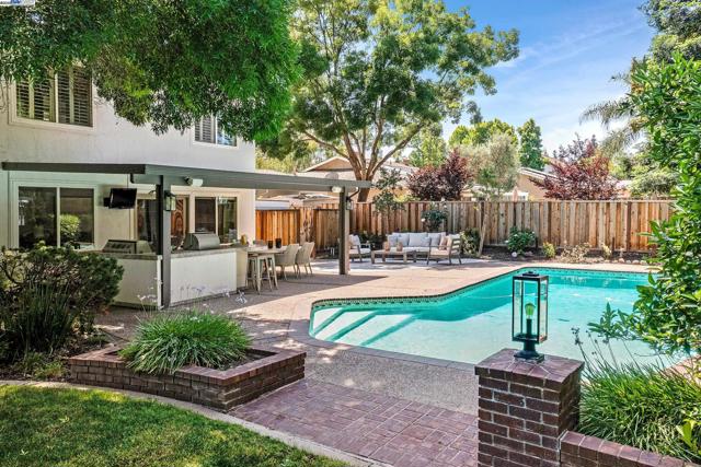 519 Ellesmere Dr, Walnut Creek CA: https://media.crmls.org/mediaz/a6a08b3b-c74b-4c27-926d-9e3064fb95ea.jpg