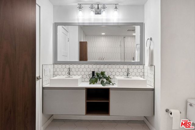 140 Ocean Park Boulevard, Santa Monica CA: https://media.crmls.org/mediaz/a6a10c97-aaf9-4d56-8022-43678dcafa40.jpg