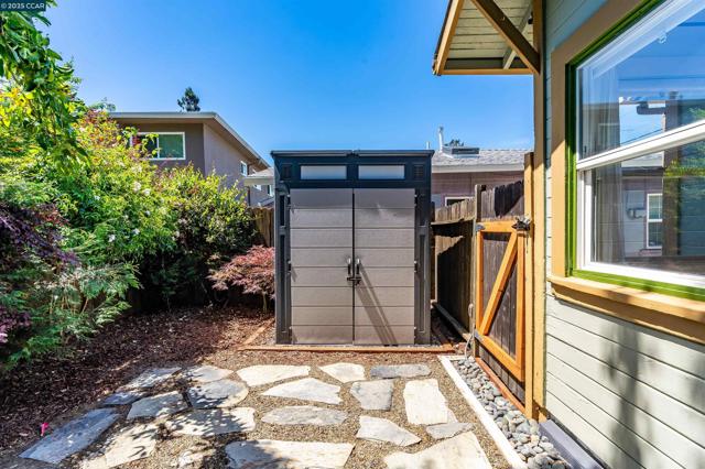 3018 Courtland Ave, Oakland CA: https://media.crmls.org/mediaz/a6a19366-b125-4aaa-a1eb-eda7382b7bf7.jpg