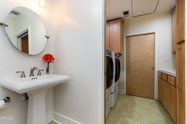 4402 El Camino Corto, La Canada Flintridge CA: https://media.crmls.org/mediaz/a6a242fe-d3c7-4351-81c1-d1c5696d30bb.jpg