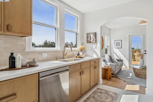 1129 WELLINGTON STREET, Oakland CA: https://media.crmls.org/mediaz/a6a2521a-98be-4d68-a54b-e48687000dfa.jpg