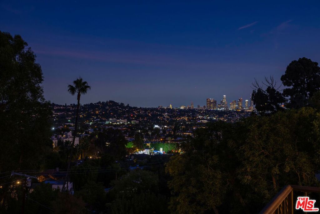 https://media.crmls.org/mediaz/a6a36b33-2749-4e6d-958a-88b9b6171d54.jpg?preset=X-Large