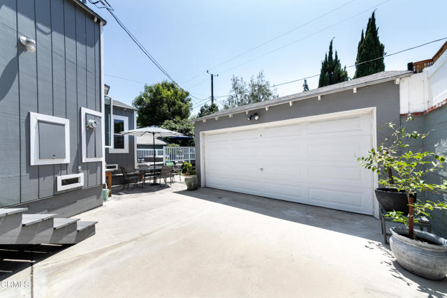 331 N Avon Street, Burbank CA: https://media.crmls.org/mediaz/a6a37d8d-e2f6-400c-90a8-c424bd4fc9e8.jpg