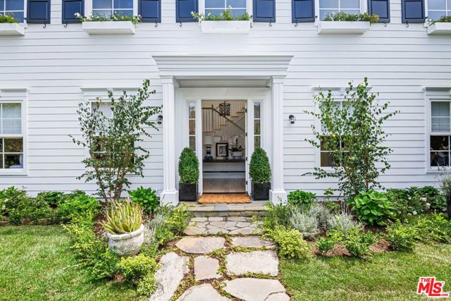 28870 Hampton Place, Malibu CA: https://media.crmls.org/mediaz/a6a6c0db-d678-4b86-9c10-99d717bed704.jpg