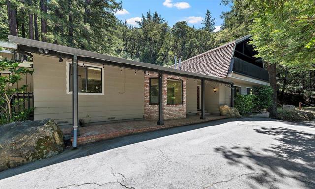 885 Patrol Road, Woodside CA: https://media.crmls.org/mediaz/a6a70e58-b5e3-4a78-8fa2-927272985910.jpg