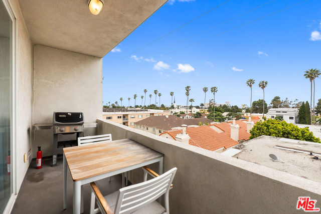 900 Euclid Street, Santa Monica CA: https://media.crmls.org/mediaz/a6a85960-0d2a-4b3a-91aa-fecec5a39dcb.jpg