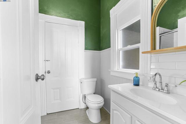 2349 Waverly St, Oakland CA: https://media.crmls.org/mediaz/a6a8c458-b198-4e13-bbfb-fc6cf2812196.jpg