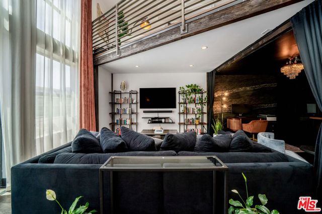 4115 Glencoe Avenue, Marina del Rey CA: https://media.crmls.org/mediaz/a6a99cb1-2fce-4e8d-826f-f002dedd5fd1.jpg