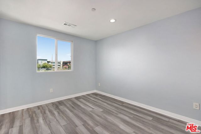 320 E 55th Street, Los Angeles CA: https://media.crmls.org/mediaz/a6a9c2fe-5d7c-4dd0-9e82-d9644ed76ab2.jpg