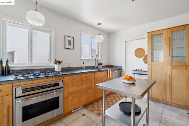 533 Lewis Ave, San Leandro CA: https://media.crmls.org/mediaz/a6a9f992-308a-443f-bcf6-f0f4250a20e9.jpg