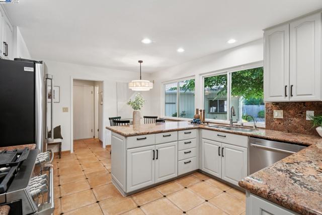 1515 Grove Way, Concord CA: https://media.crmls.org/mediaz/a6ab024c-81cf-4215-bd04-c14ebc172810.jpg