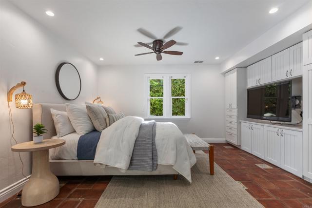 6817 Vianda Ct Court, Carlsbad CA: https://media.crmls.org/mediaz/a6abedc1-1d7e-424c-be84-3d8a5f233ca7.jpg