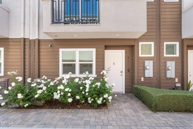 5664 Hazeltine Avenue, Sherman Oaks CA: https://media.crmls.org/mediaz/a6abf436-7c41-4997-9fc9-221189062c49.jpg