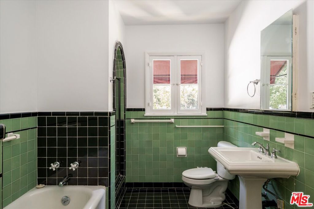 https://media.crmls.org/mediaz/a6ac391e-ab91-4370-a3a0-2ad5ce46d604.jpg?preset=X-Large