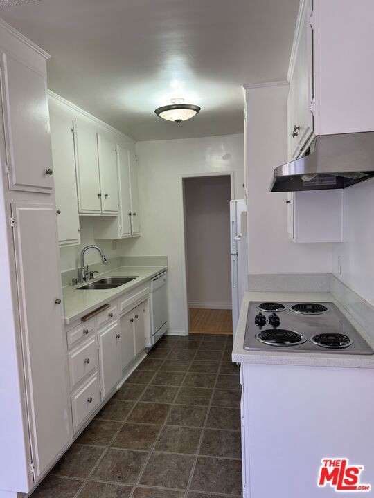 2803 Arizona Avenue, Santa Monica CA: https://media.crmls.org/mediaz/a6ade6c8-f918-4e9d-b9ae-38a94f84582b.jpg