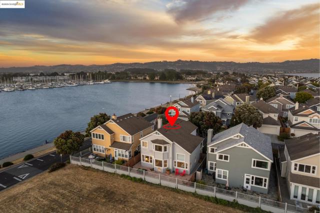 3 Harbor View Dr, Richmond CA: https://media.crmls.org/mediaz/a6af4ca8-85ee-4569-9469-79efca385f1f.jpg