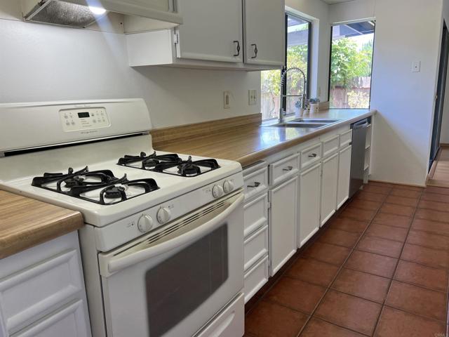 1404 Lombard Street, Vista CA: https://media.crmls.org/mediaz/a6afcb17-a832-45cf-a3f1-d583b352213a.jpg