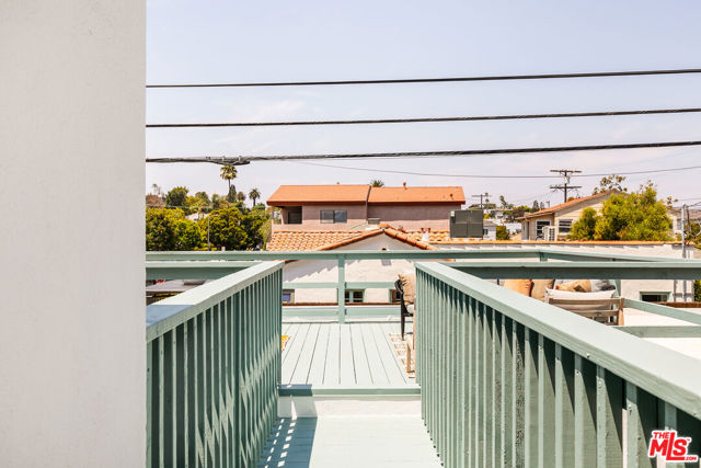 519 1/2 Rose Avenue, Venice CA: https://media.crmls.org/mediaz/a6afd25b-81e7-41ed-b53f-3f91a10df0d1.jpg
