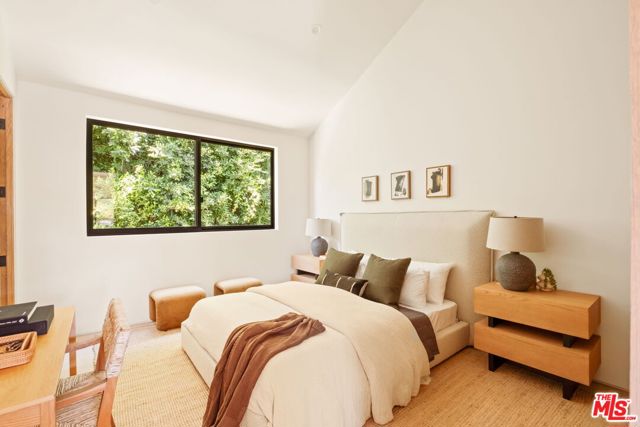 636 N Laurel Avenue, Los Angeles CA: https://media.crmls.org/mediaz/a6b21808-bc60-49cb-b5f4-c1698d475589.jpg