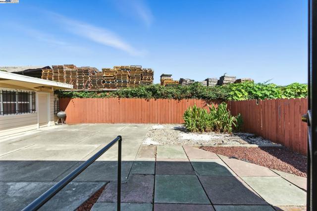 923 90Th Ave, Oakland CA: https://media.crmls.org/mediaz/a6b22c49-b4eb-41e9-af64-c8255ff25dfe.jpg