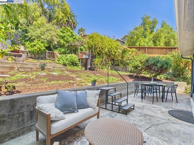 4418 Virginia Ave, Oakland CA: https://media.crmls.org/mediaz/a6b41931-a272-49b3-af31-ca4b4039d31e.jpg