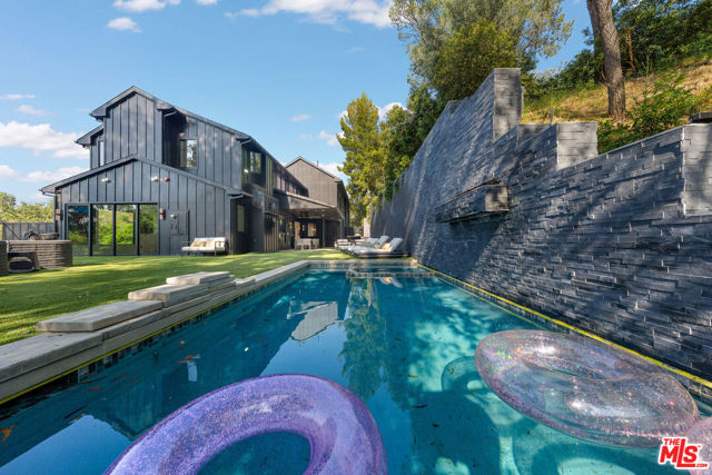 3140 Coldwater Canyon, Studio City CA: https://media.crmls.org/mediaz/a6b4590a-46ef-4b8a-a901-8745e5b275e2.jpg