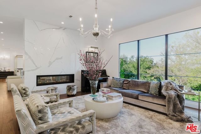 5192 Parkway Calabasas, Calabasas CA: https://media.crmls.org/mediaz/a6b50022-ff18-4ac6-9721-178e715c1f28.jpg