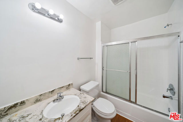 7032 Lanewood Avenue, Los Angeles CA: https://media.crmls.org/mediaz/a6b51fd3-15da-4471-81f3-c9d7d20db16c.jpg