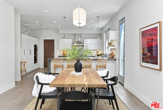 653 Oxford Ave, Venice CA: https://media.crmls.org/mediaz/a6b52eed-9753-40fb-a50f-b437cc1f2999.jpg