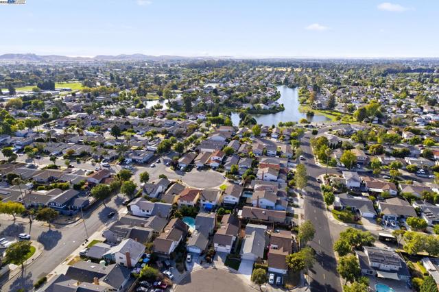 5139 Dryden Ct, Newark CA: https://media.crmls.org/mediaz/a6b5eeb8-3a01-42b3-8e69-d2695a391353.jpg