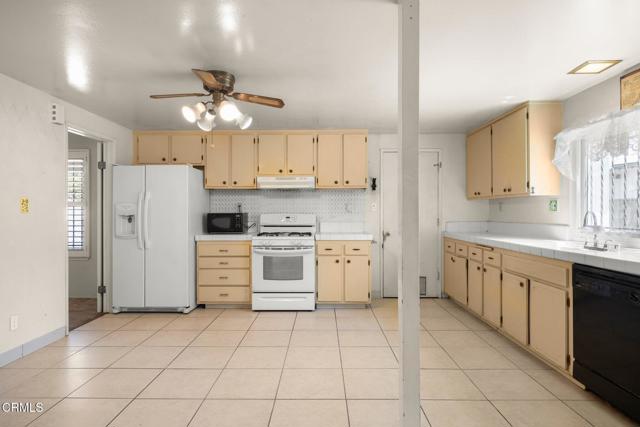 2575 Gayle Place, Simi Valley CA: https://media.crmls.org/mediaz/a6b6011d-18be-4b6b-9360-c7fab9342969.jpg